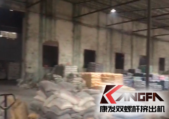 康發(fā)多年老客戶雙螺桿擠出機車間一角，有序生產，業(yè)務紅火！