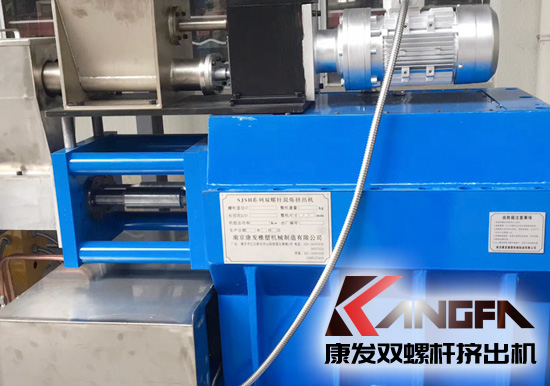 目前業(yè)內(nèi)雙螺桿擠出機是由截面相同但加工時錯開一定角度的一組塊組成。