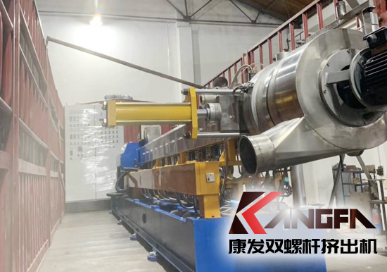 何為雙螺桿擠出機(jī)反應(yīng)擠出？反應(yīng)擠出是連續(xù)地將單體進(jìn)行聚合以及對現(xiàn)有聚合物進(jìn)行改性的工藝方法。是將傳統(tǒng)上分開操作的聚合物合成、改性及加工成型等聯(lián)合為一個整體工藝過程。
