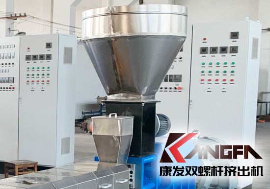 雙螺桿擠出機(jī)喂料系統(tǒng)定量加料、攪拌料斗料位控制特點(diǎn)。合理的方案設(shè)計(jì)，不僅滿足了系統(tǒng)的工藝要求，并且大大降低了工程制造及生產(chǎn)運(yùn)營(yíng)成本。