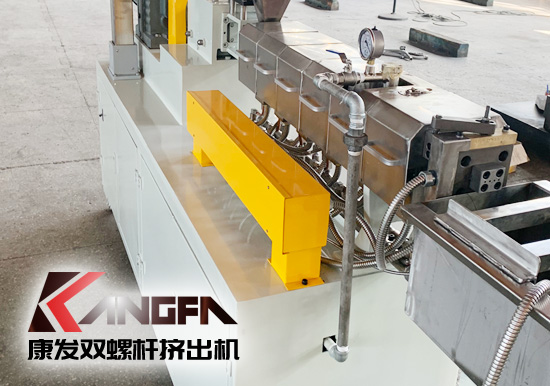塑料廠實(shí)驗(yàn)室研究專用康發(fā)20型雙螺桿擠出造粒機(jī)組設(shè)備，機(jī)筒內(nèi)徑 20mm/長徑比 28-48/主電機(jī)功率 5.5kw/螺桿轉(zhuǎn)速 100rpm/參考產(chǎn)量 5-20kg/h。