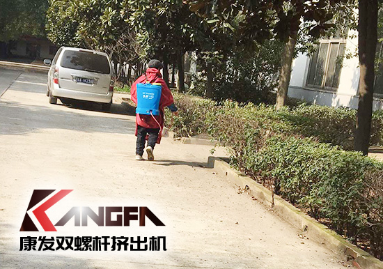 戰(zhàn)疫情、防風(fēng)險、保安全！康發(fā)雙螺桿擠出機(jī)復(fù)工在即，全廠實現(xiàn)全方位消毒！