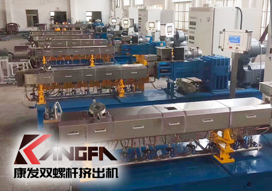 同向雙螺桿擠出機(jī)顯著的特點——螺桿及組合式機(jī)筒均基于“積木式”的組合設(shè)計。 