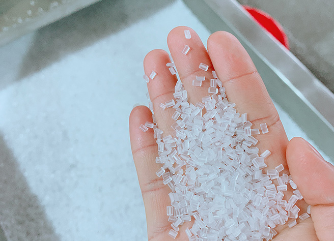 料子表面光滑，顆粒大小均勻。