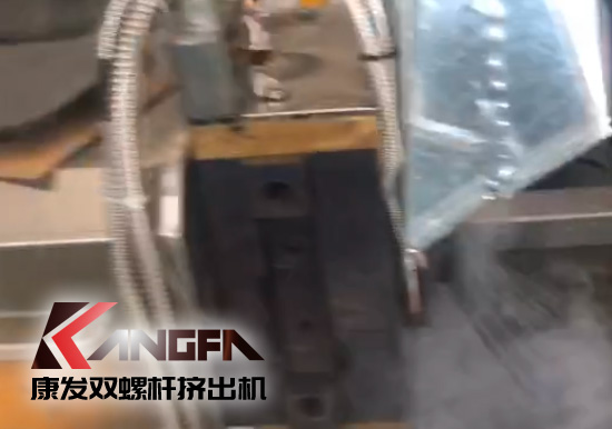 延長設備使用壽命，提升客戶滿意度！康發(fā)加強對雙螺桿造粒機的維護包養(yǎng)工作