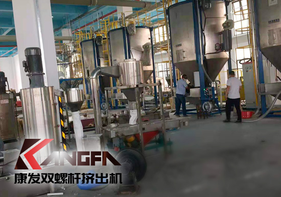全過程自動化雙螺桿擠出機生產(chǎn)線！機械手可以大幅減少工人、提升效率、拉低成本、提高產(chǎn)品品質、提升工廠形象、安全性優(yōu)。