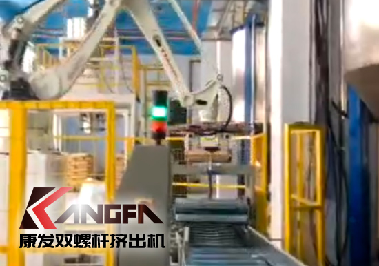  機械手臂應(yīng)用于雙螺桿擠出造粒機組現(xiàn)代化生產(chǎn)線！靈活部署,降低生產(chǎn)成本,全面提升雙螺桿造粒生產(chǎn)效率！