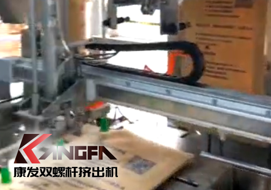  機械手臂應(yīng)用于雙螺桿擠出造粒機組現(xiàn)代化生產(chǎn)線！靈活部署,降低生產(chǎn)成本,全面提升雙螺桿造粒生產(chǎn)效率！