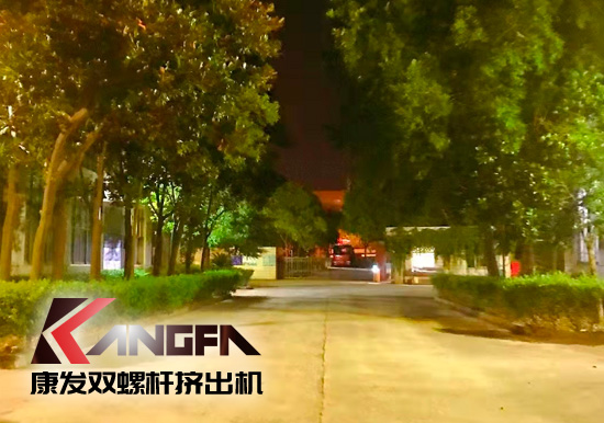 總裝車間：眾志成城齊奮戰(zhàn) 全力以赴保發(fā)貨 確保雙螺桿擠出機設(shè)備按期交付至顧客手中。