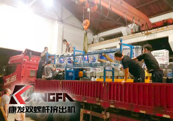 總裝車間：眾志成城齊奮戰(zhàn) 全力以赴保發(fā)貨 確保雙螺桿擠出機設(shè)備按期交付至顧客手中。