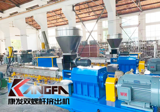 康發(fā)JSH-75雙螺桿造粒機成套設備組裝并檢驗合格后發(fā)貨裝車至客戶工廠