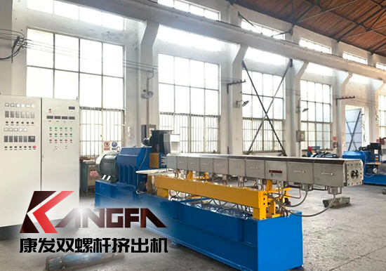 抗高溫戰(zhàn)酷暑，掀起生產(chǎn)熱潮——康發(fā)雙螺桿造粒機生產(chǎn)車間高溫“烤”驗不服“暑”
