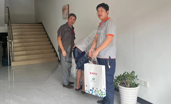 南京江北新區(qū)總工會深入康發(fā)雙螺桿造粒機一線開展“來高溫慰問”慰問活動！