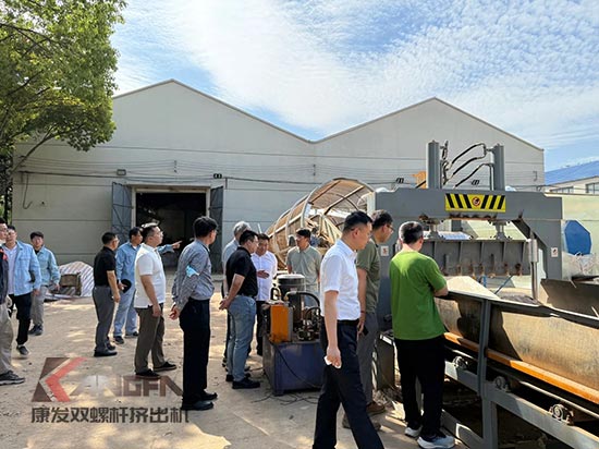 中石化石科院院長李明豐率隊蒞臨康發(fā)雙螺桿造粒機調研廢塑料循環(huán)利用項目
