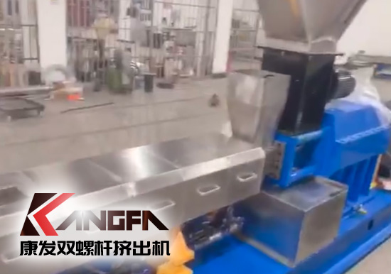 “中國制造”尋求挖掘更大的非洲需求！JSH-65型雙螺桿擠出機(jī)設(shè)備出口設(shè)備帶料試機(jī)，坐標(biāo)非洲！