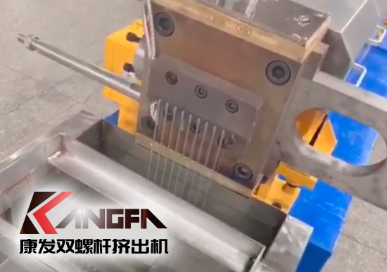 “中國制造”尋求挖掘更大的非洲需求！JSH-65型雙螺桿擠出機(jī)設(shè)備出口設(shè)備帶料試機(jī)，坐標(biāo)非洲！