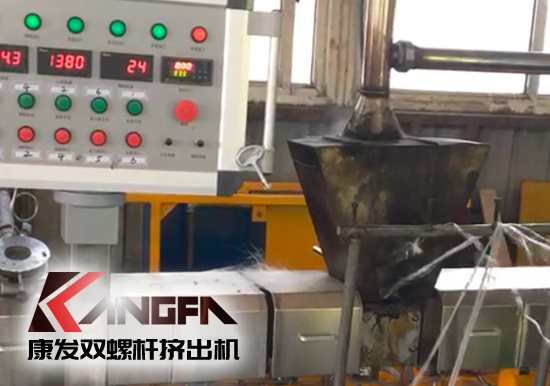 標(biāo)準(zhǔn)化雙螺桿擠出造粒機(jī)組采用新款一體化便攜開機(jī)方式，康發(fā)塑機(jī)為您想的更多！