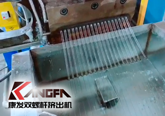 康發(fā)雙螺桿擠出機熔噴料生產(chǎn)線交付，每天可以為市場提供800萬只口罩的原料。生產(chǎn)線出料均勻，不斷條！料子表面光滑，顆粒大小均勻！口罩布（熔噴布）熔脂可達1400-1600！