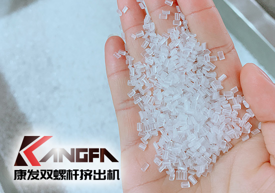 康發(fā)雙螺桿擠出機熔噴料生產(chǎn)線交付，每天可以為市場提供800萬只口罩的原料。生產(chǎn)線出料均勻，不斷條！料子表面光滑，顆粒大小均勻！口罩布（熔噴布）熔脂可達1400-1600！
