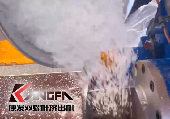 雙螺桿造粒機制造！追求品質(zhì)，精益求精！康發(fā)雙螺桿帶料試機