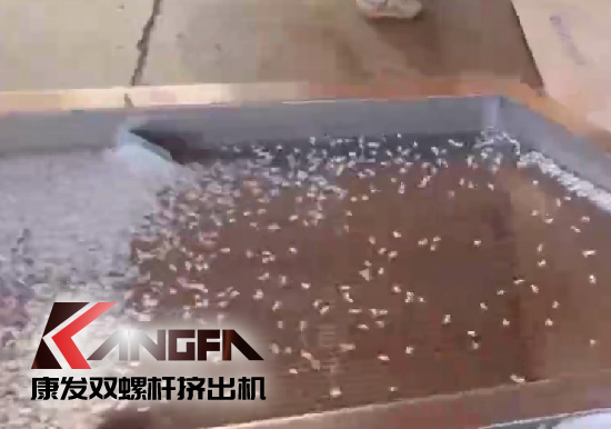 雙螺桿造粒機制造！追求品質(zhì)，精益求精！康發(fā)雙螺桿帶料試機