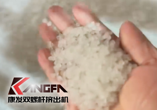 水下切粒雙螺桿擠出機(jī)機(jī)組安裝調(diào)試生產(chǎn)！深耕于雙螺桿擠出機(jī)行業(yè)！相信我們！您會(huì)獲取更大的利益?。?！